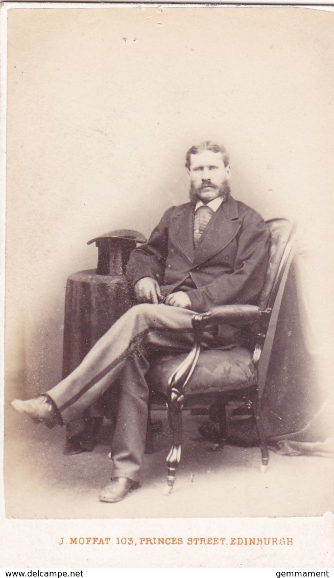 ANTIQUE CDV PHOTO -  SMART SEATED MAN. TOP HAT .  EDINBURGH  STUDIO - Old (before 1900)