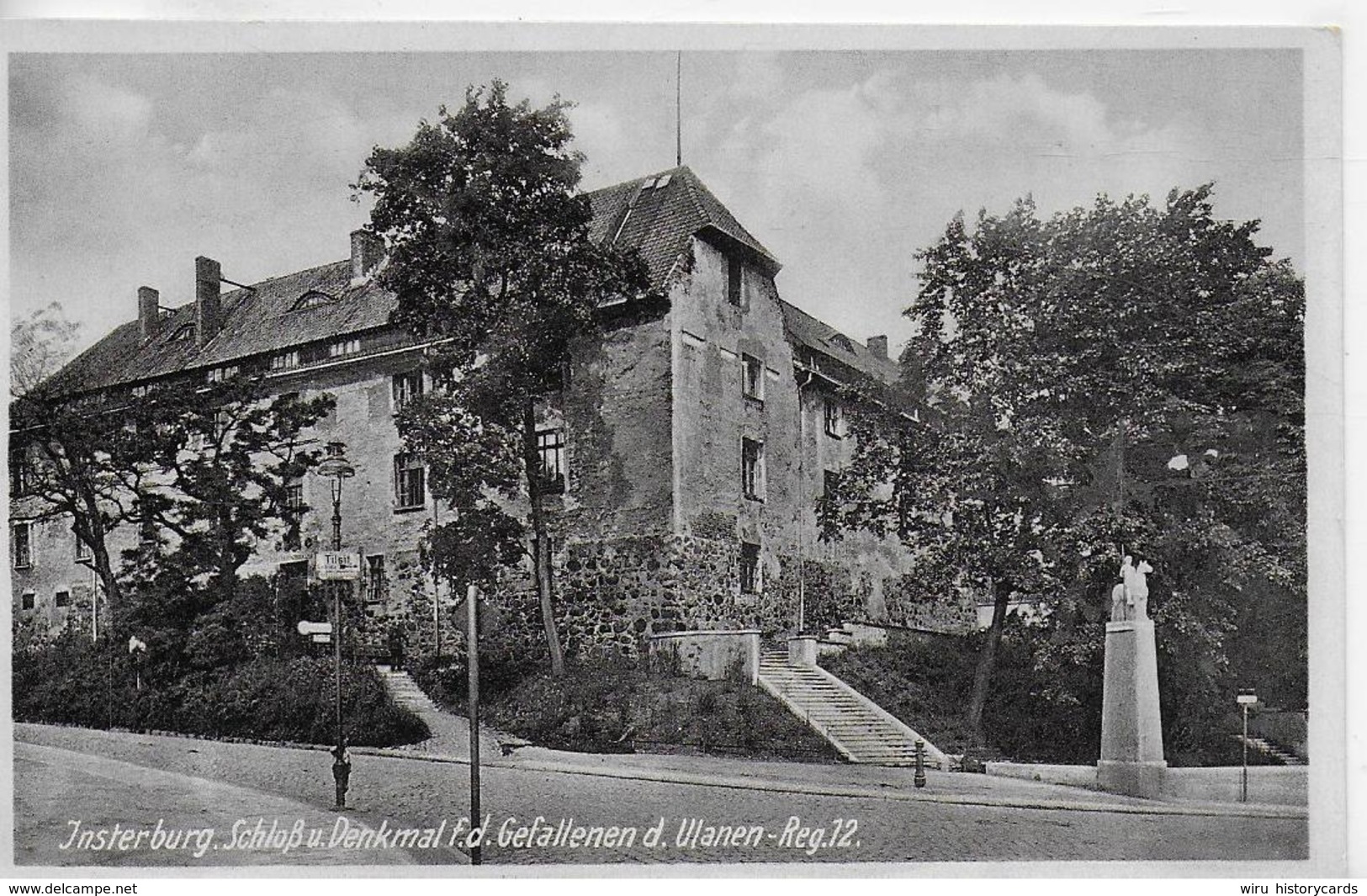 AK 0071  Insterburg - Schloss Und Denkmal F. D. Gefallenen D. Ulanen-Reg. 12. Ca. Um 1940 - Kriegerdenkmal