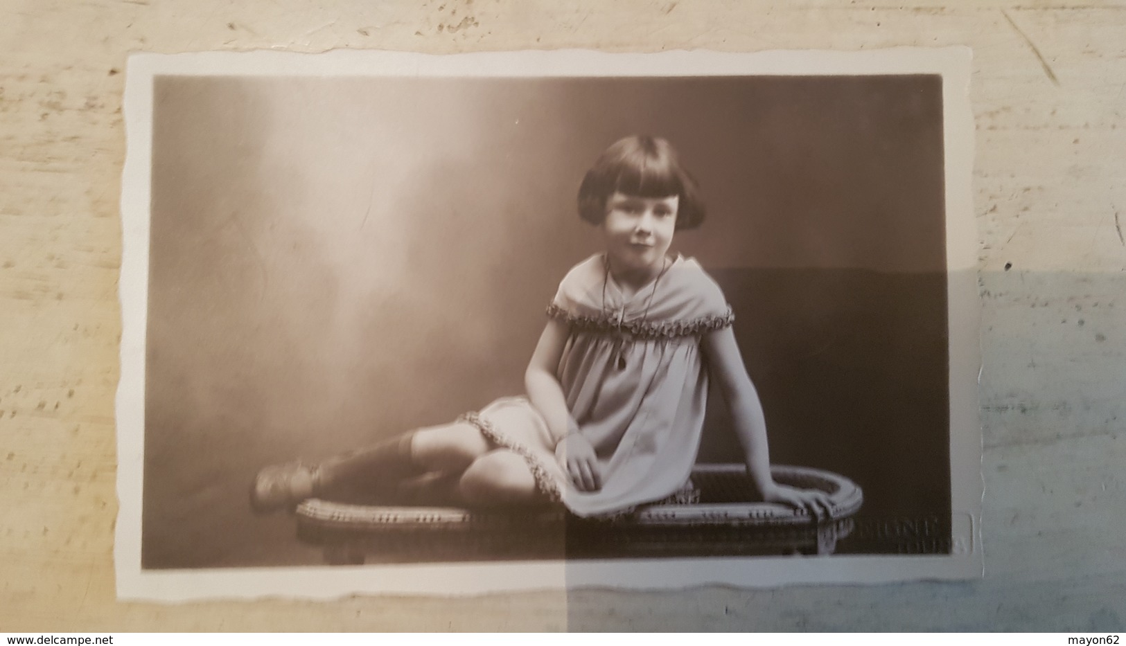 CPA - ENFANT PETITE FILLE MIGNON EN JOLIE ROBE  - PHOTOGRAPHE PEIGNĖ À TOURS - Retratos