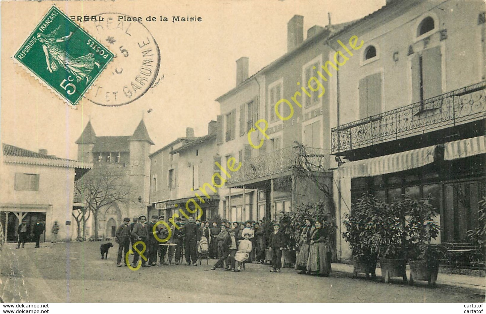 47.  VILLEREAL .  Place De La Mairie .  CPA Animée . - Autres & Non Classés