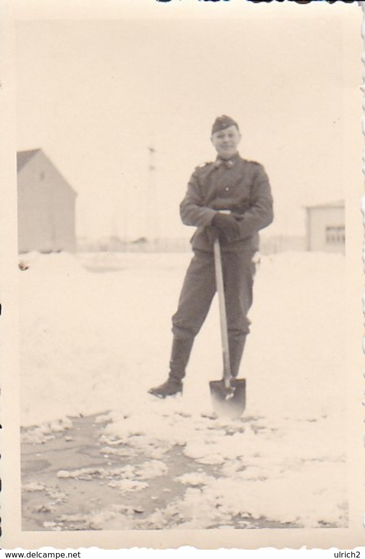 Foto Deutscher Soldat Beim Schneeschaufeln - 2. WK -  8*5,5cm (37549) - Guerre, Militaire