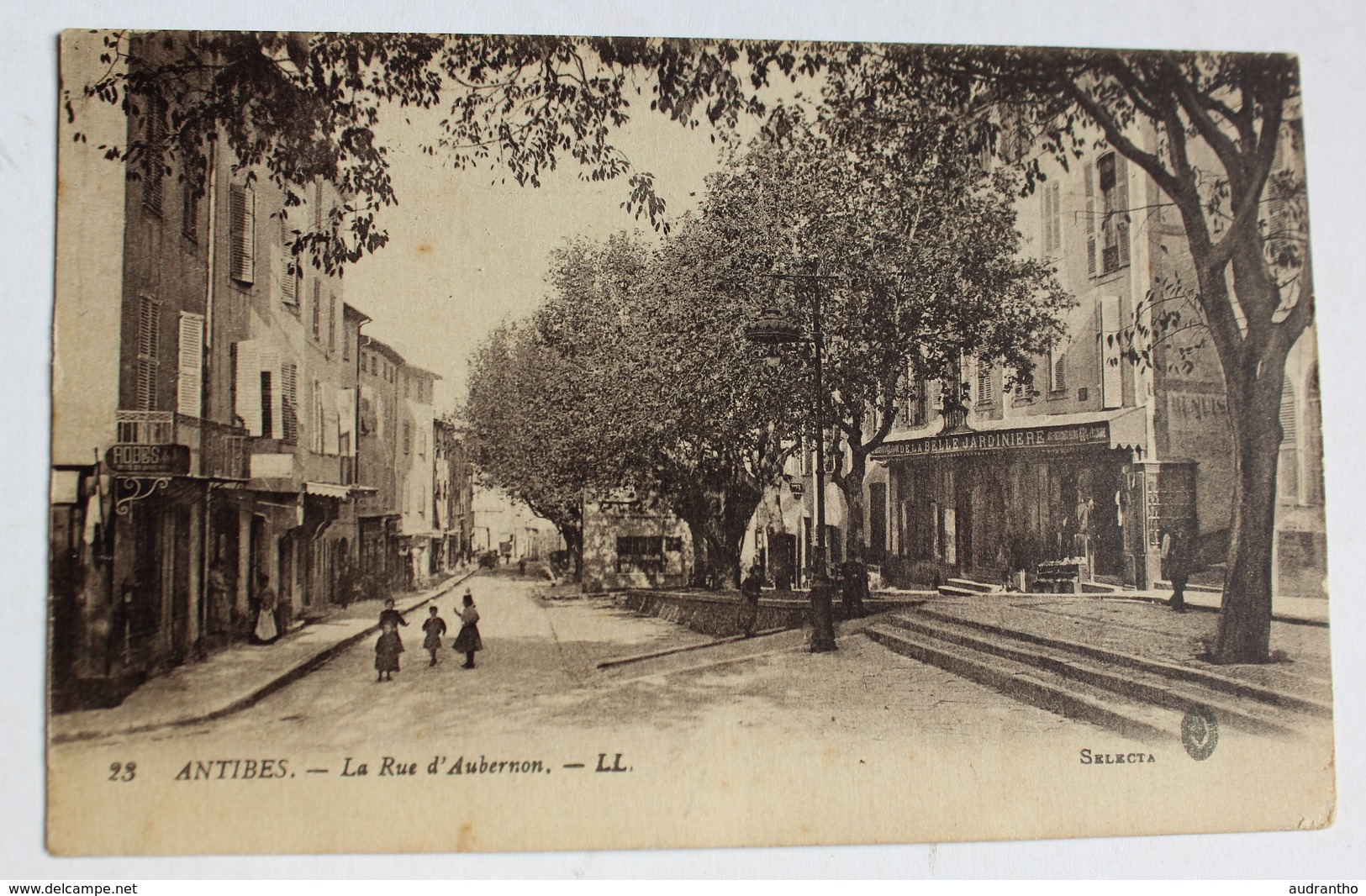 CPA 06 Antibes La Rue D'Aubernon 1916 Animé Personnages Magasins Belle Jardinière - Antibes