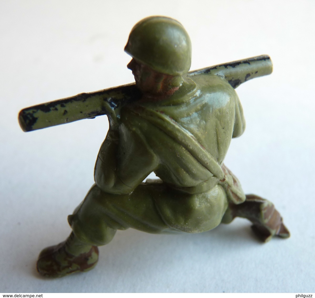 Figurine Guilbert ARMEE MODERNE SOLDAT à Genoux BAZOOKA 60's Pas Starlux Clairet Cyrnos, - Militaires