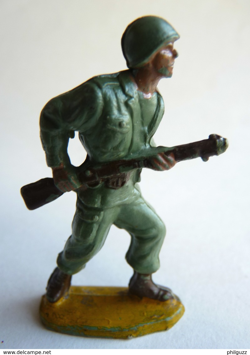 Figurine Guilbert ARMEE MODERNE SOLDAT  Fusil à La Hanche (1)  60's Pas Starlux Clairet Cyrnos, - Militaires