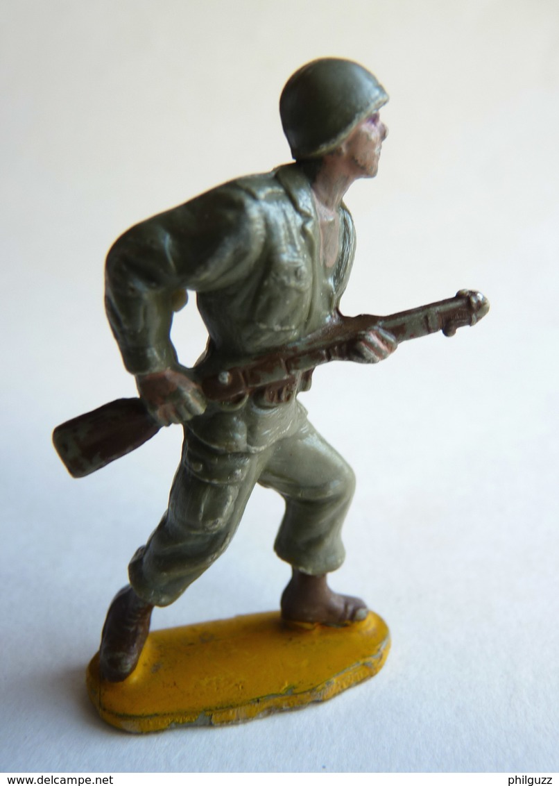 Figurine Guilbert ARMEE MODERNE SOLDAT  Fusil à La Hanche (2)  60's Pas Starlux Clairet Cyrnos, - Militaires