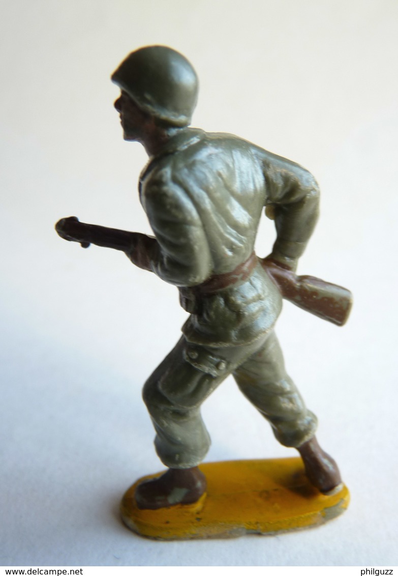 Figurine Guilbert ARMEE MODERNE SOLDAT  Fusil à La Hanche (2)  60's Pas Starlux Clairet Cyrnos, - Militaires