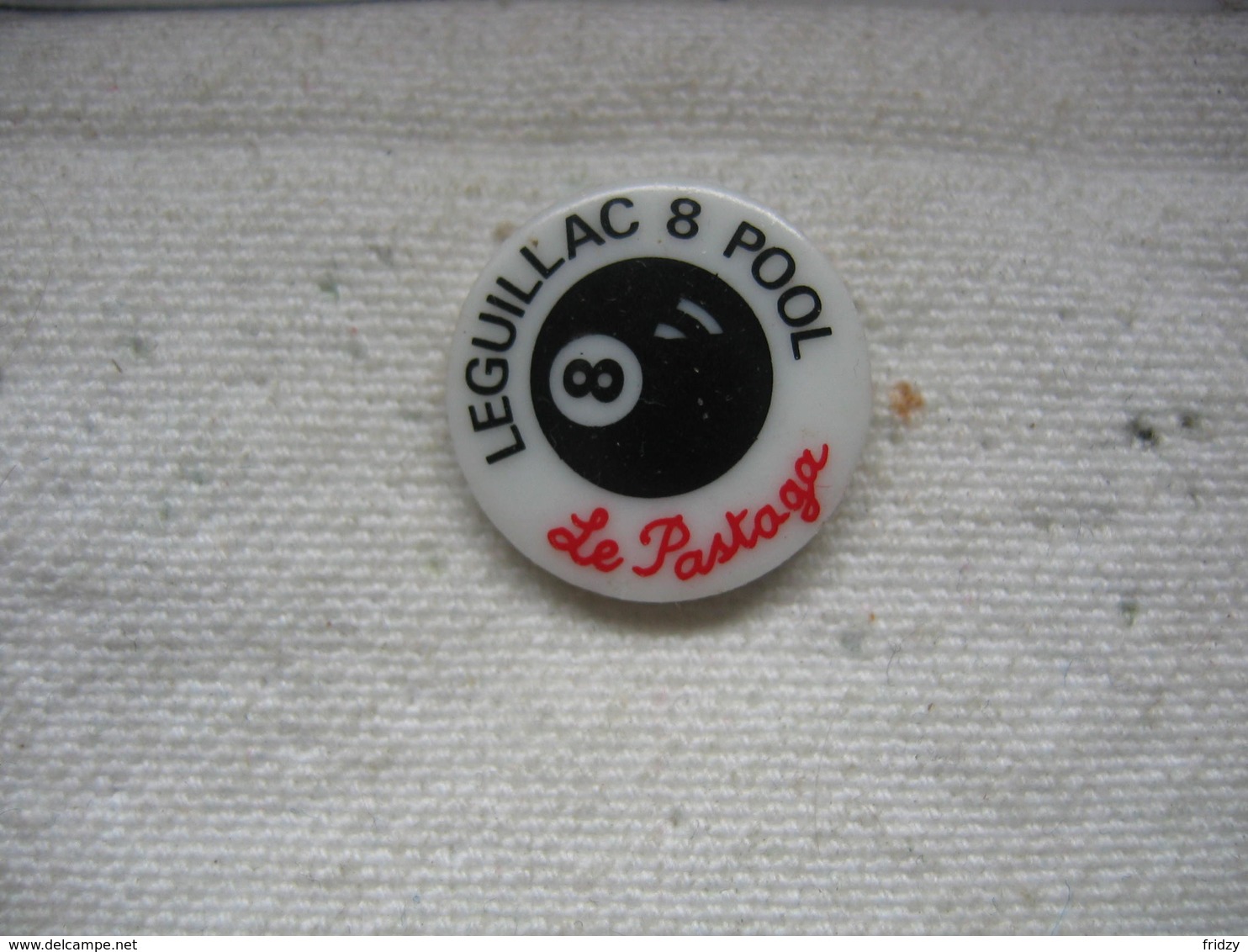 Pin's En Porcelaine Du Club De Billard "Leguillac 8 Pool" Au Café-Tabac "Le PASTAGA" - Billiards