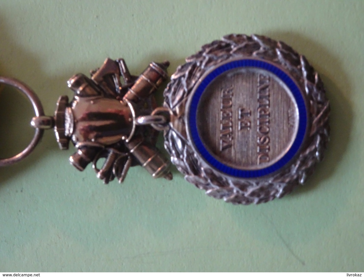 Médaille Militaire 1870 Avec Ruban Jaune Et Liseré Vert Et Barrette à Boule Modèle 3ème République, Valeur Et Discipline - Autres & Non Classés
