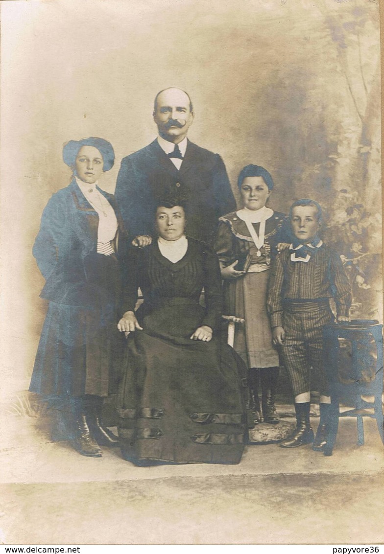 PHOTO De Famille - Parents Et Enfants - Costumes - Photographie MALESCOURT Au Creusot Vers 1890 - Ancianas (antes De 1900)