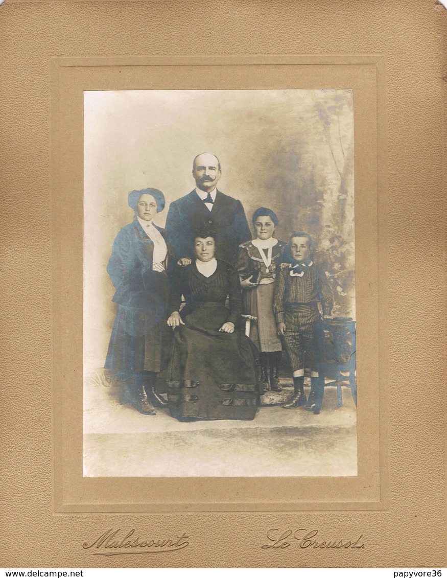 PHOTO De Famille - Parents Et Enfants - Costumes - Photographie MALESCOURT Au Creusot Vers 1890 - Ancianas (antes De 1900)