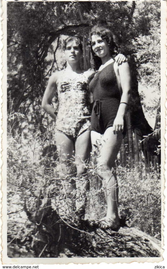 Photo 1957 - Pin-ups Macedonian Girls. Costume Da Bagno - Ohrid - Persone Anonimi