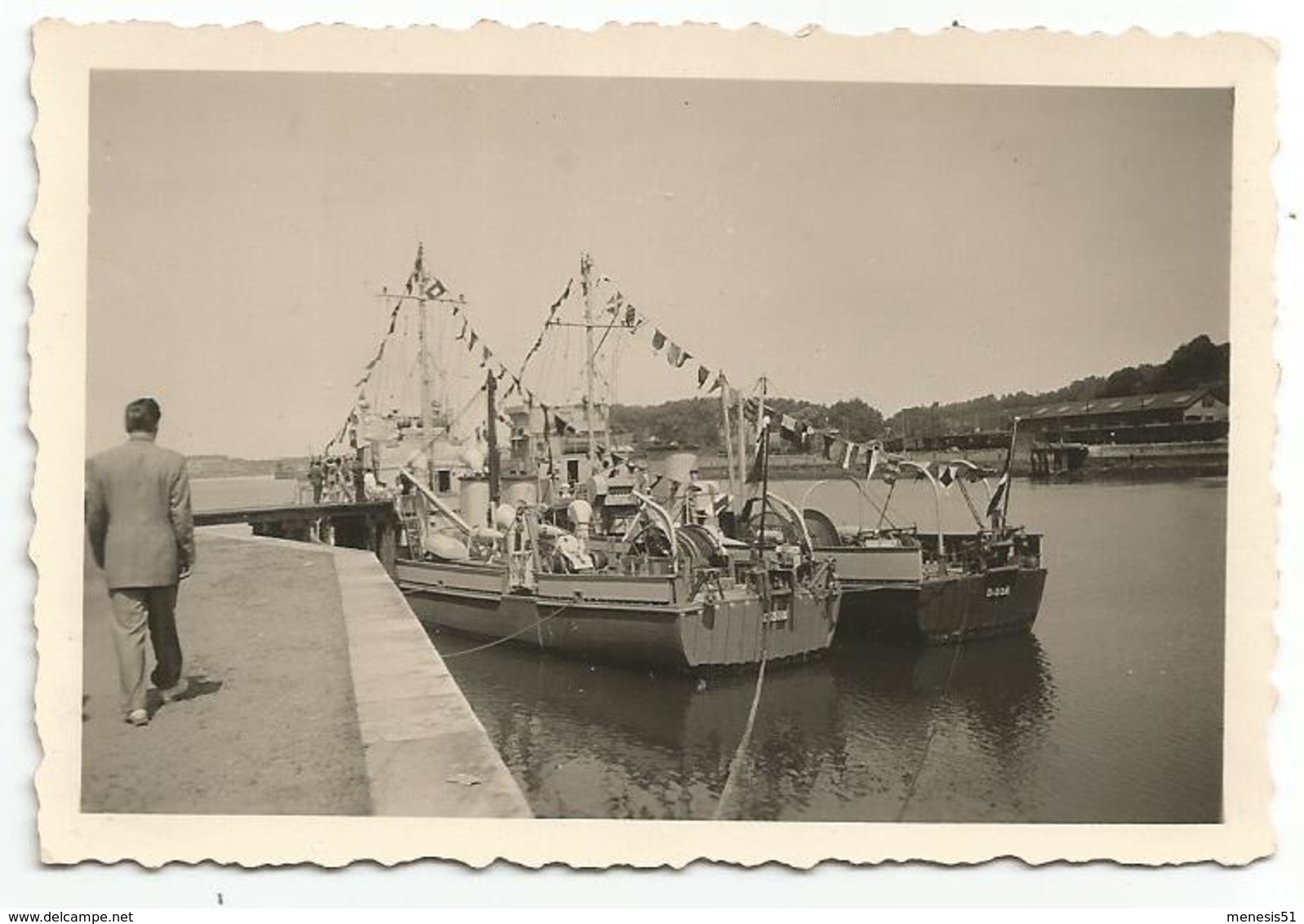 Photo Ancienne Bateau Dragueurs Des Mines Avec Au Dos Le Nom De Ceux Ci Et La Provenance - Bateaux