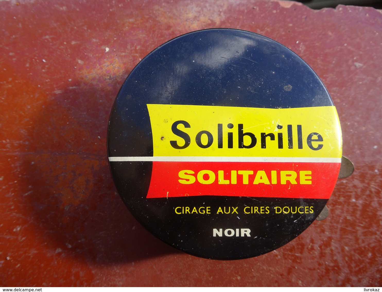 Publicité Boîte De Cirage Ancienne En Métal Solibrille Solitaire Cirage Aux Cires Douces Noir, Contient Encore Du Cirage - Boîtes