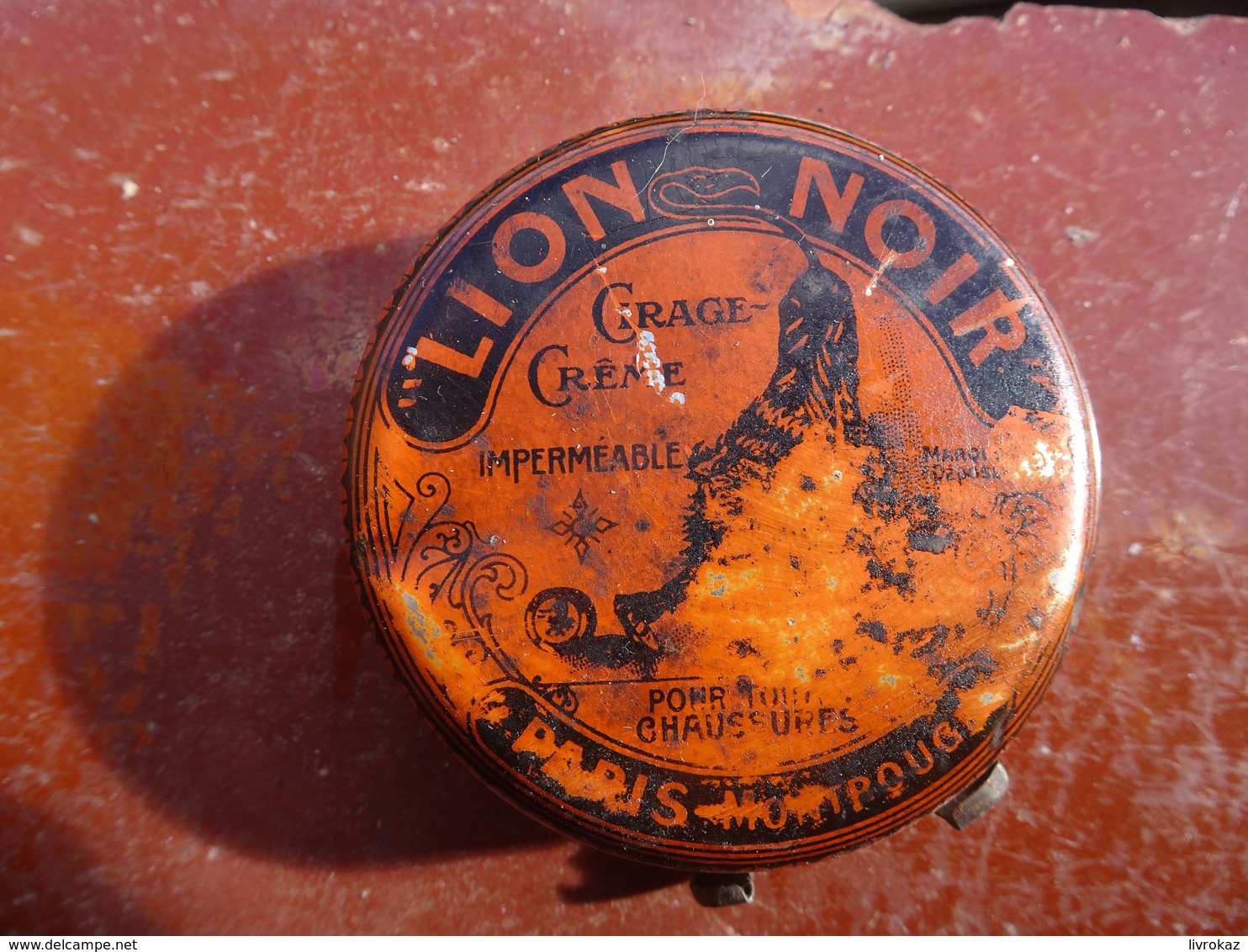 Publicité Boîte Ancienne En Métal De Couleur Rouge LION NOIR Cirage Crème Imperméable Pour Chaussures, Paris Montrouge - Boîtes