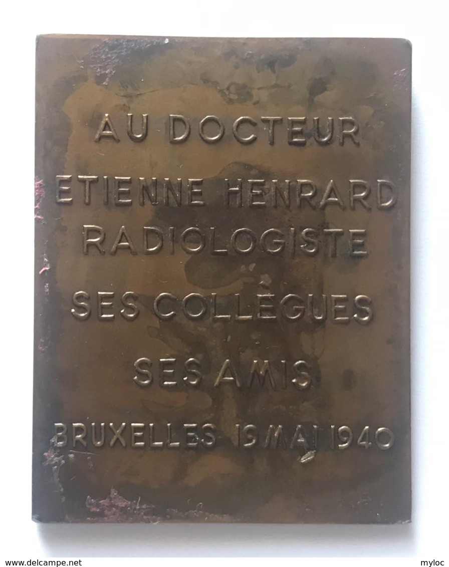 Médaille Bronze. Etienne Henrard. J. Berchmans. Au Docteur Etienne Henrard 1940.  55 X 75 Mm. Traces De Colle Au Verso - Firma's