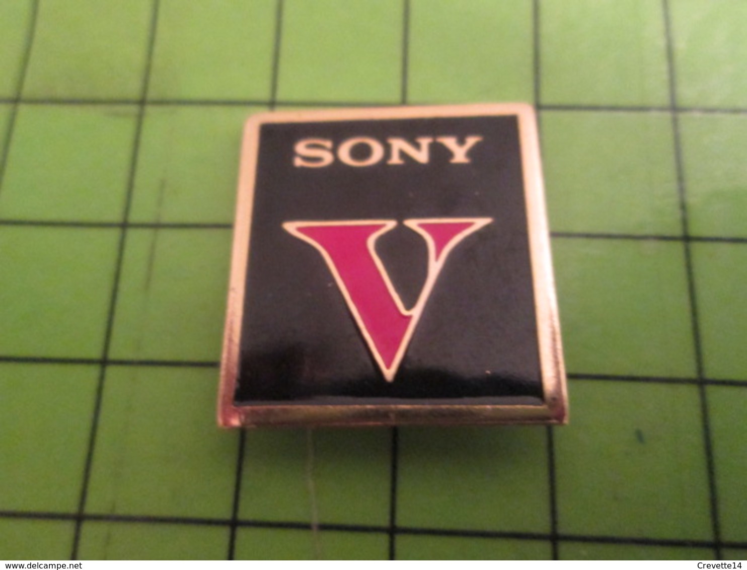 410B Pin's Pins / Beau Et Rare / THEME MARQUES : SONY MAJUSCULE V - Marques