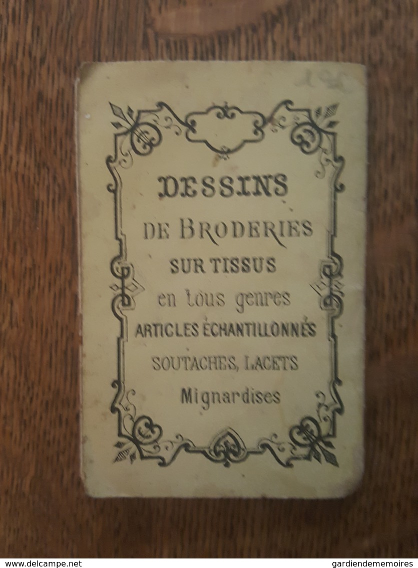 Alphabets Variés (abécédaire) N°149 - Alexandre - Lajeunesse à Paris - Dessinateur En Broderies - Format 7.8 Cm X 5.2 Cm - Autres & Non Classés