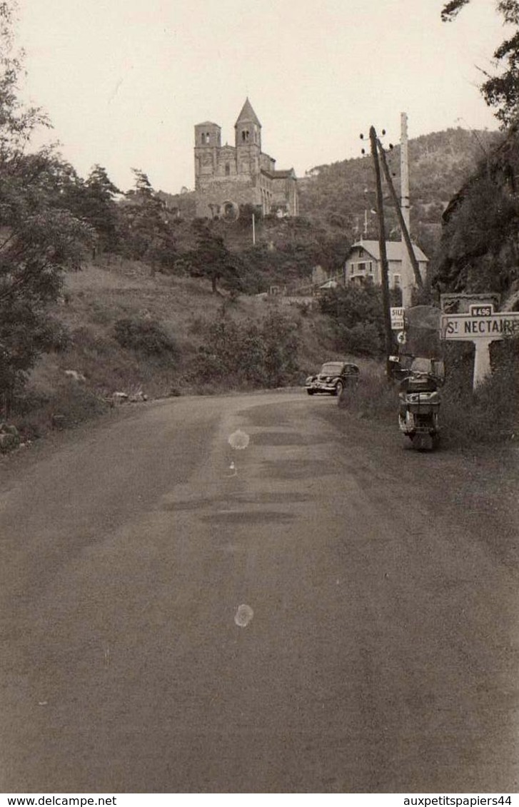 2 Photos Originales Puy-de-Dôme - Arrivée à Saint-Nectaire, Panhard Dyna Z & Scooter & Téléphérique Du Sancy Vs 1950/60 - Places