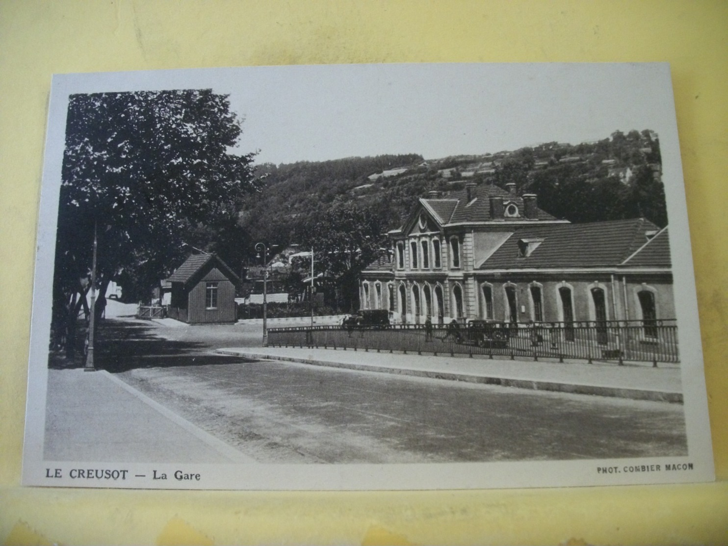 L11 4867 CPA 1939 - 71 LE CREUSOT. LA GARE - ANIMATION. AUTOS - Le Creusot