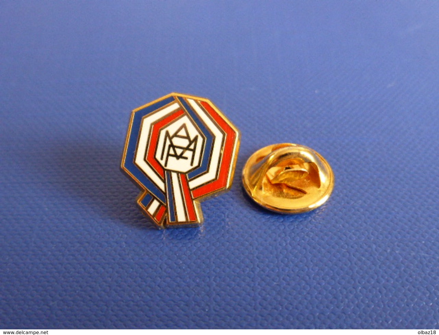 Pin's Arthus Bertrand AMF - Association Des Maires De France - Ruban Tricolore - Mairie Commune (AA42) - Arthus Bertrand