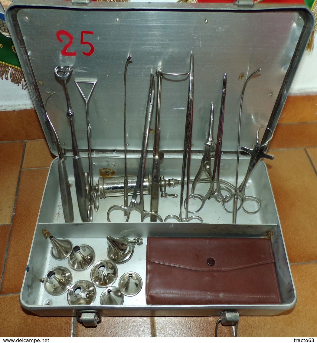 SERVICE DE SANTE : BOITE ALU AVEC DIFFERENT OUTILS POUR LA CHIRURGIE , CISEAUX , PINCE , BOITE ALU, CONE ETC.... POIDS T - Ausrüstung