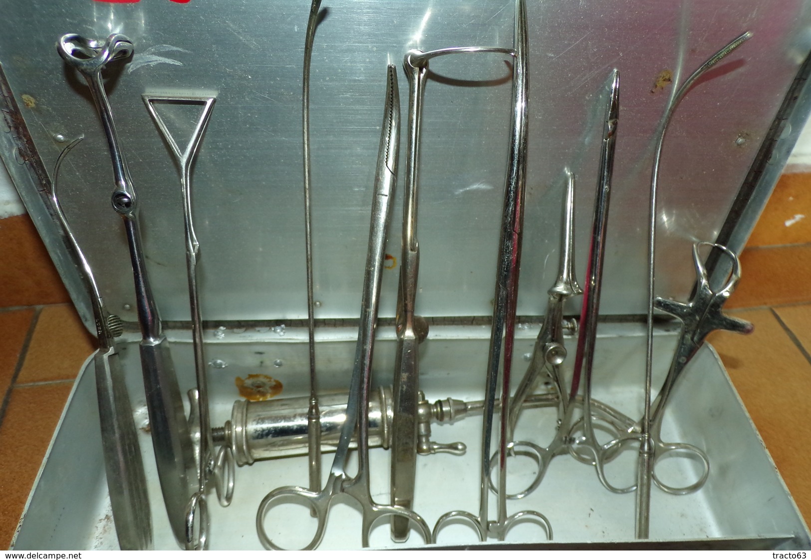 SERVICE DE SANTE : BOITE ALU AVEC DIFFERENT OUTILS POUR LA CHIRURGIE , CISEAUX , PINCE , BOITE ALU, CONE ETC.... POIDS T - Ausrüstung