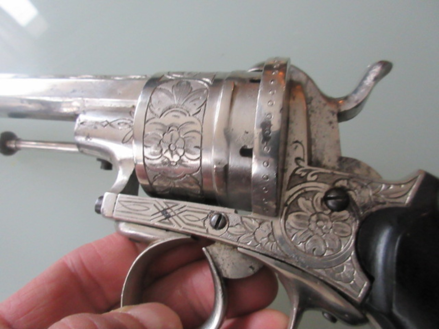 GROS REVOLVER A BROCHE CAL 12MM A BROCHE - Decorative Weapons