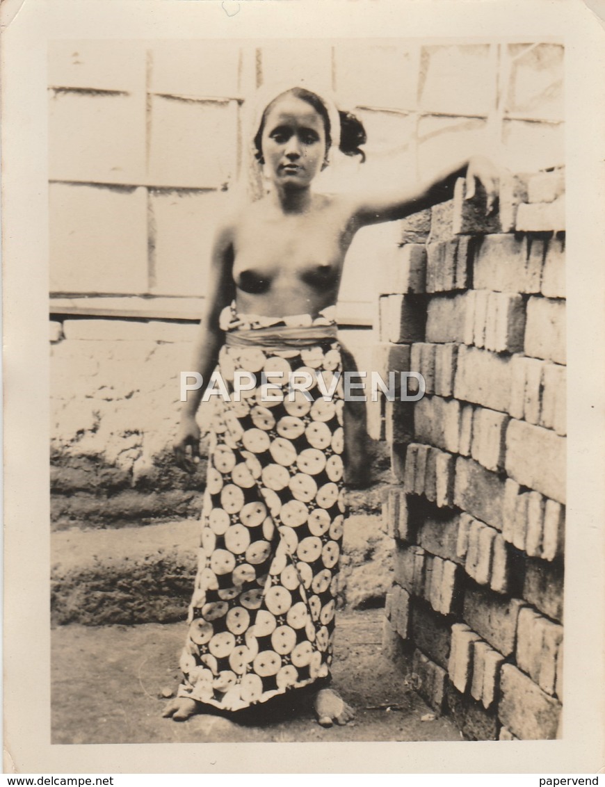 Bali  Lady Brick Worker Topless  RP Bi82 - Indonesien