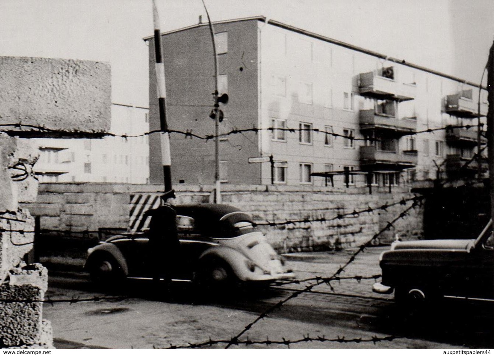 3 Photos Originales Checkpoint Charlie Berlin Allemagne & Volkswagen Käfer Cabriolet à La Frontière De L'American Sector - Persone Anonimi