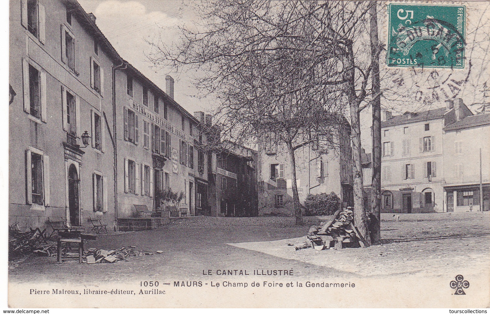 CPA 15 @ MAURS @ Le Champs De Foire Et La Gendarmerie En 1910 - Autres & Non Classés