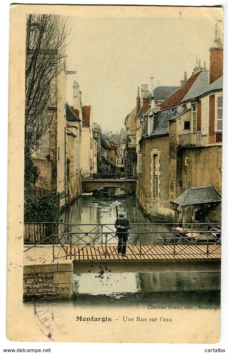 CPA 45 Loiret Montargis Une Rue Sur L'eau Animé - Montargis