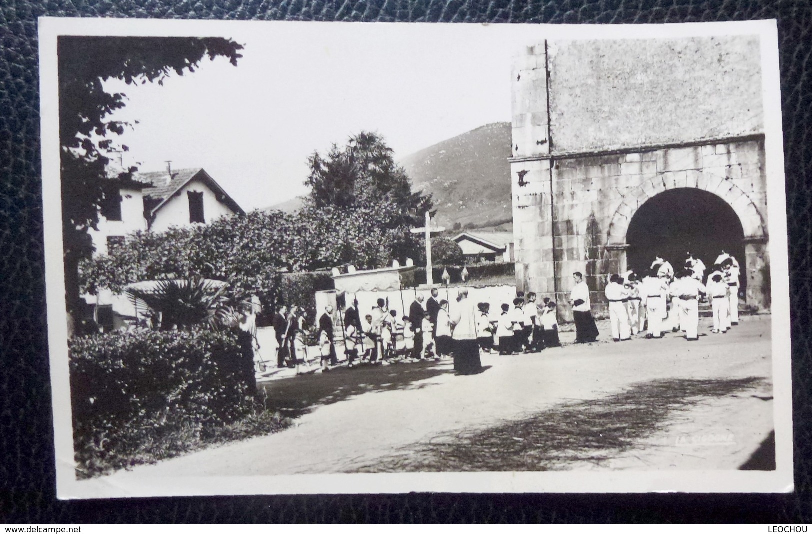 CA/LCH - 64 PYRENEES ATLANTIQUE - ASCAIN  L'ENTRÉE DE L'ÉGLISE - RETOUR DE PROCESSION - ANIMÉ - Ascain