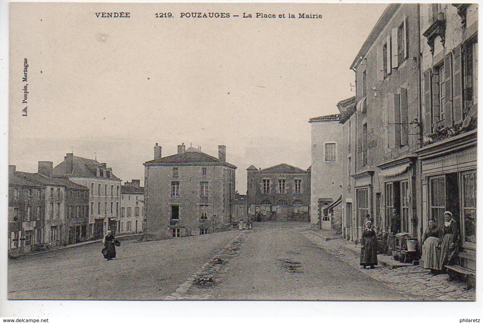 Pouzeauges : La Place Et La Mairie - Pouzauges