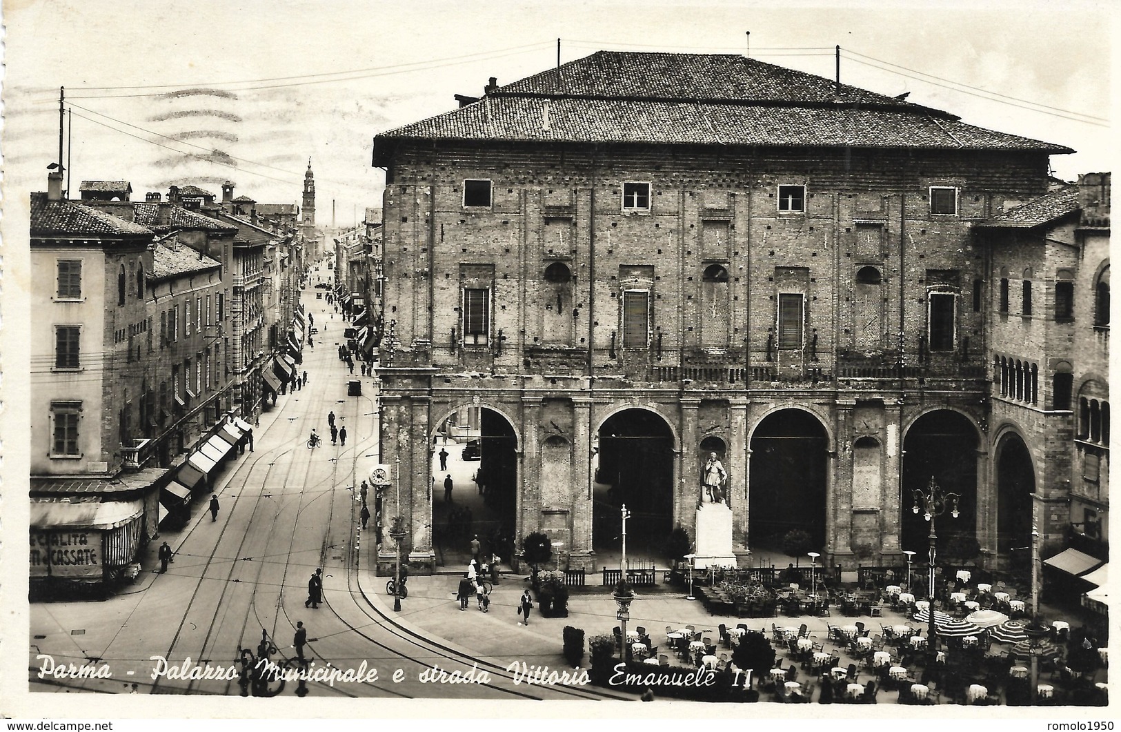 PARMA -PALAZZO MUNICIPALE E VIA V.E.II MOLTO ANIMATA .AFFRANCATA PER C. 30 CON BOLLO MECCANICO "PARMA-12-10-42" - Parma