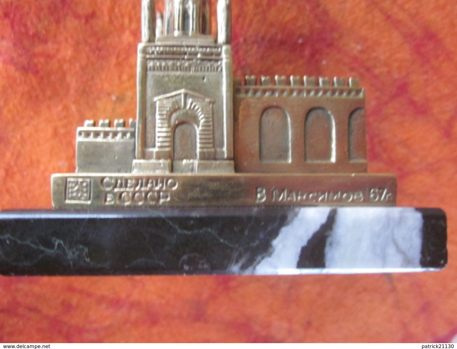 SOUVENIR RUSSIE KREMLIN MOSCOU TOUR DE NIKOLSKY METAL ET MARBRE