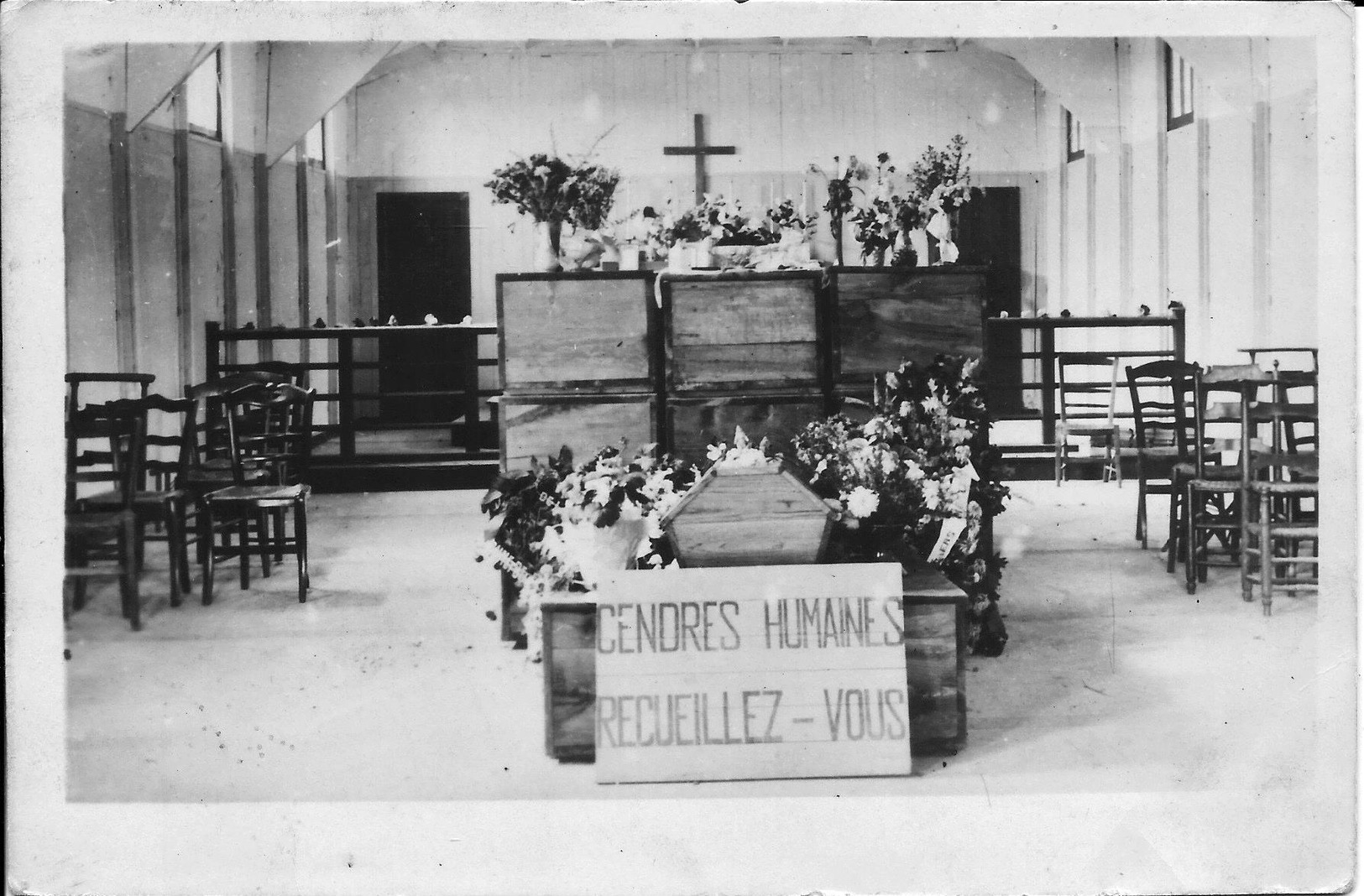 RARE WW2 CPA ORADOUR SUR GLANE 10 JUIN 1944 CENDRES HUMAINES RECUIELLEZ VOUS CERCUEILS DANS LA CHAPELLE - 1939-45