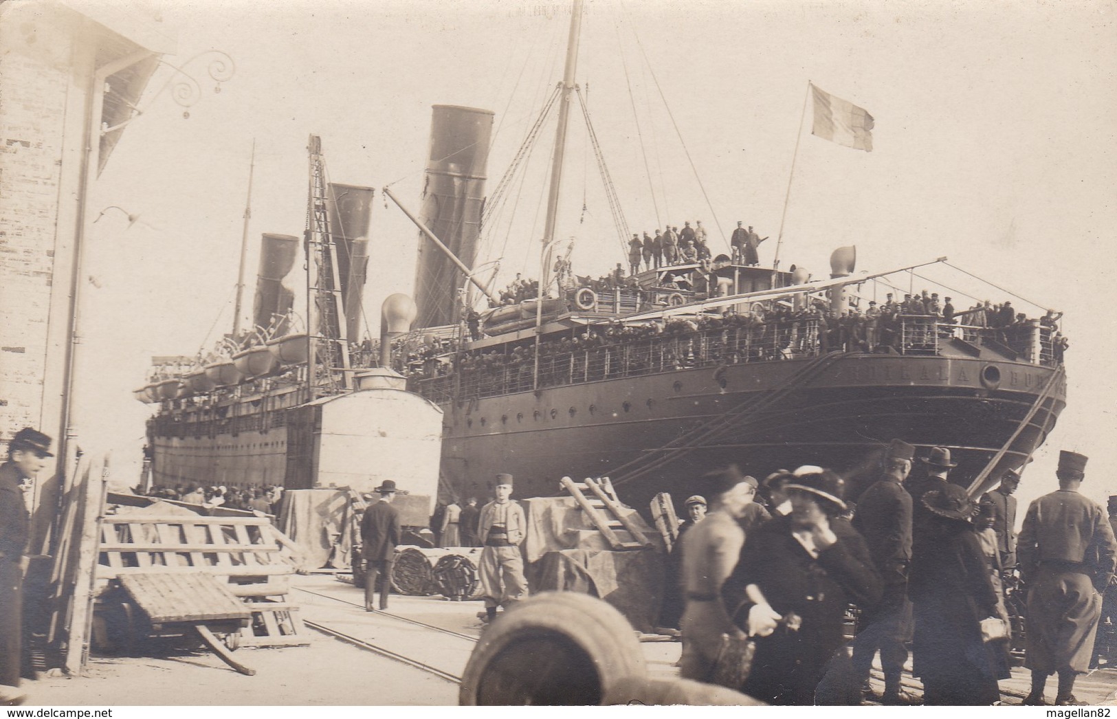 CPA PHOTO. BATEAU VAPEUR A QUAI. Trois Cheminées. Belle Animation - Paquebots