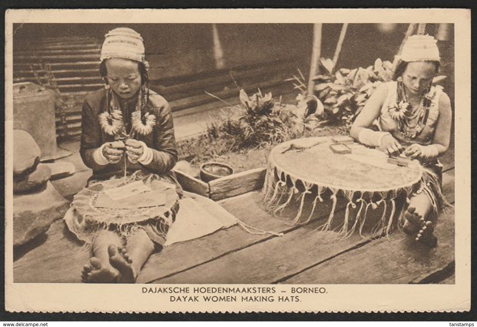 AUSTRALIA KGV - NEW ZEALAND 1937 DAYAK WOMEN HAT MAKING POSTCARD - Lettres & Documents