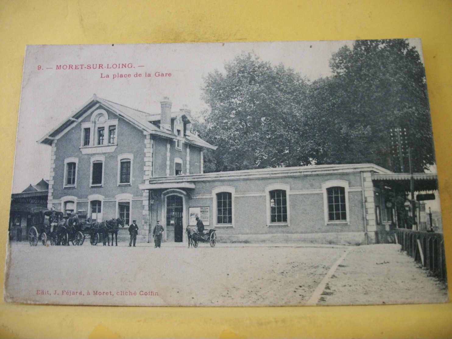 L11 4935 CPA - 77 MORET SUR LOING. LA PLACE DE LA GARE - ANIMATION. ATTELAGES. - Moret Sur Loing