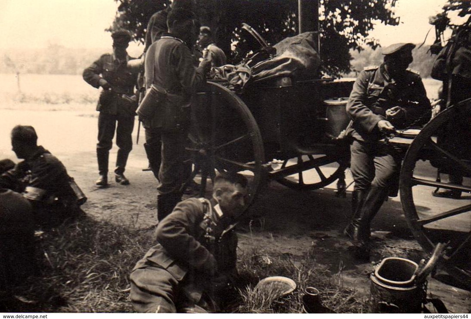 Photo Originale Guerre 1939-45 - Pause Repas De La Wehrmacht & Chariot De Ravitaillement Des Cuisiniers En Campagne - Guerre, Militaire