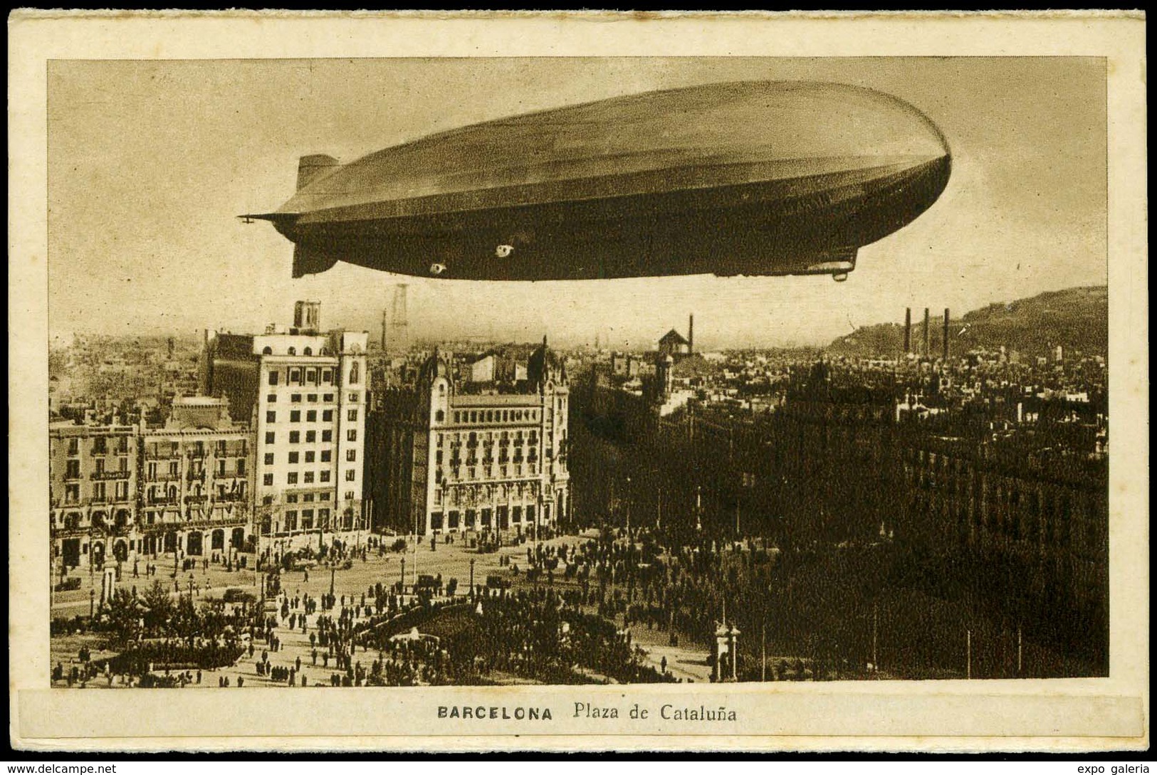 T.P. 1930. Tarjeta Ilustrada (Zeppelín Sobrevolando Plaza De Cataluña. Barcelona) Sin Circular. Escasa. - Ongebruikt