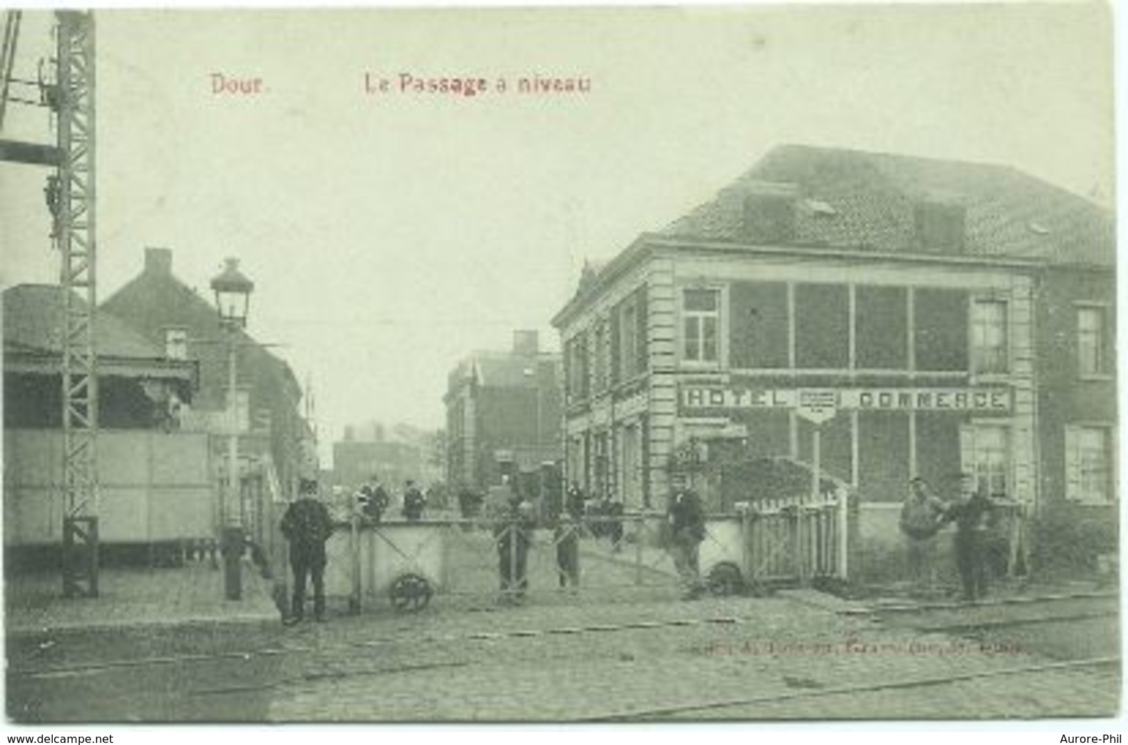 Dour Le Passsage à Niveau (Gendarme?? Et Réverbère Sur La Gauche - Hôtel Du Commerce - Café Billard) - Dour