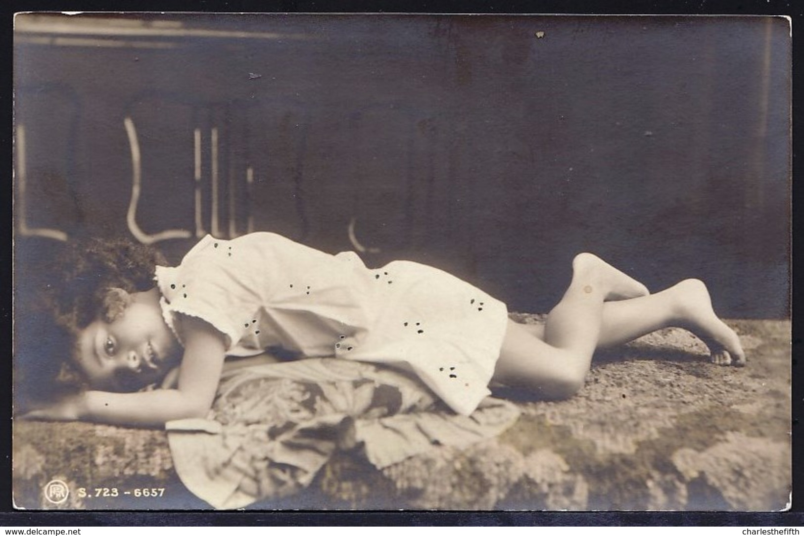 CPA Montée JOLIE JEUNE FILLE COUCHEE - RPH Nr. S.723 - 6657 - REAL PHOTO POSTCARD BEAUTIFULL YOUNG GIRL - Portraits