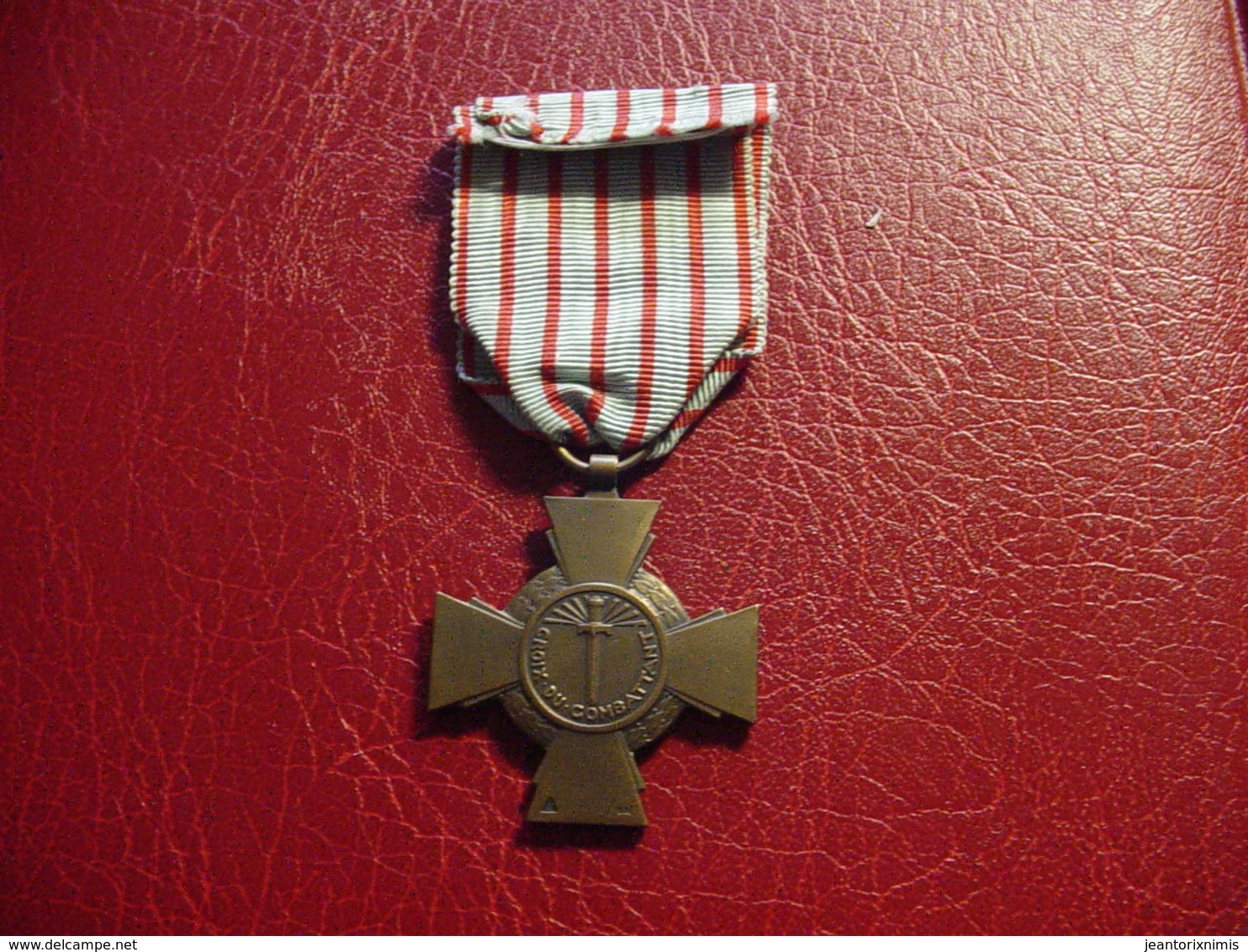 Médaille République Française : "Croix Du Combattant Avec Palme" : 1914 - 1918 - France