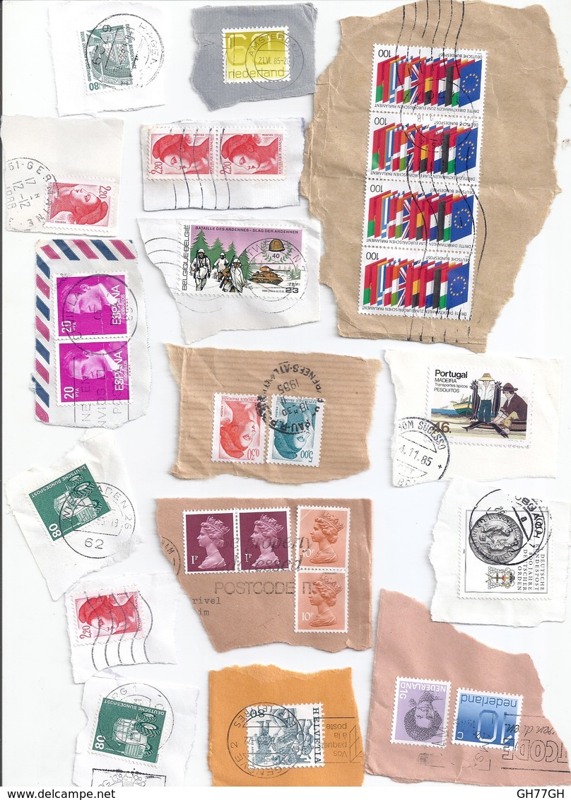 LOT 300 TIMBRES SUR DECOUPES D'ENVELOPPES -scans Joints -MONDE Dont France Allemagne Suisse Espagne Italie Amériques Etc - Vrac (max 999 Timbres)