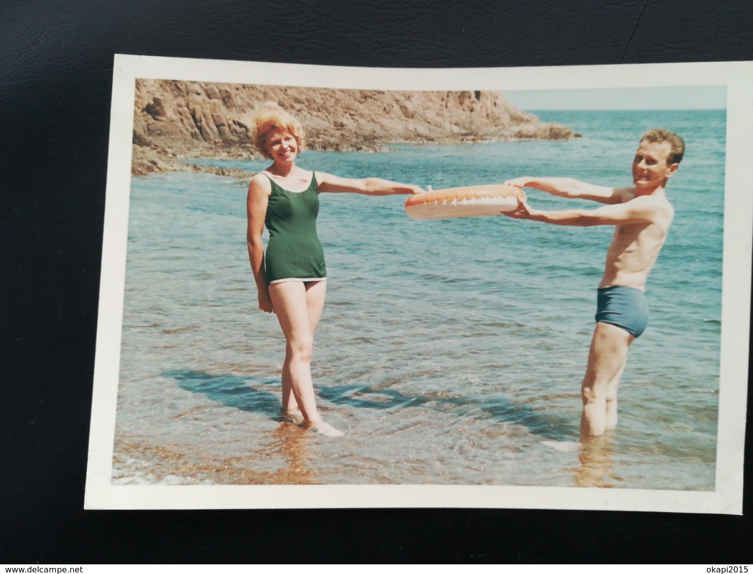 JEU AVEC UNE BOUÉE COUPLE TOURISTES DE BELGIQUE EN VACANCES EN FRANCE SANS DOUTE CÔTE D AZUR LOT 10 PHOTOS COULEURS - Luoghi