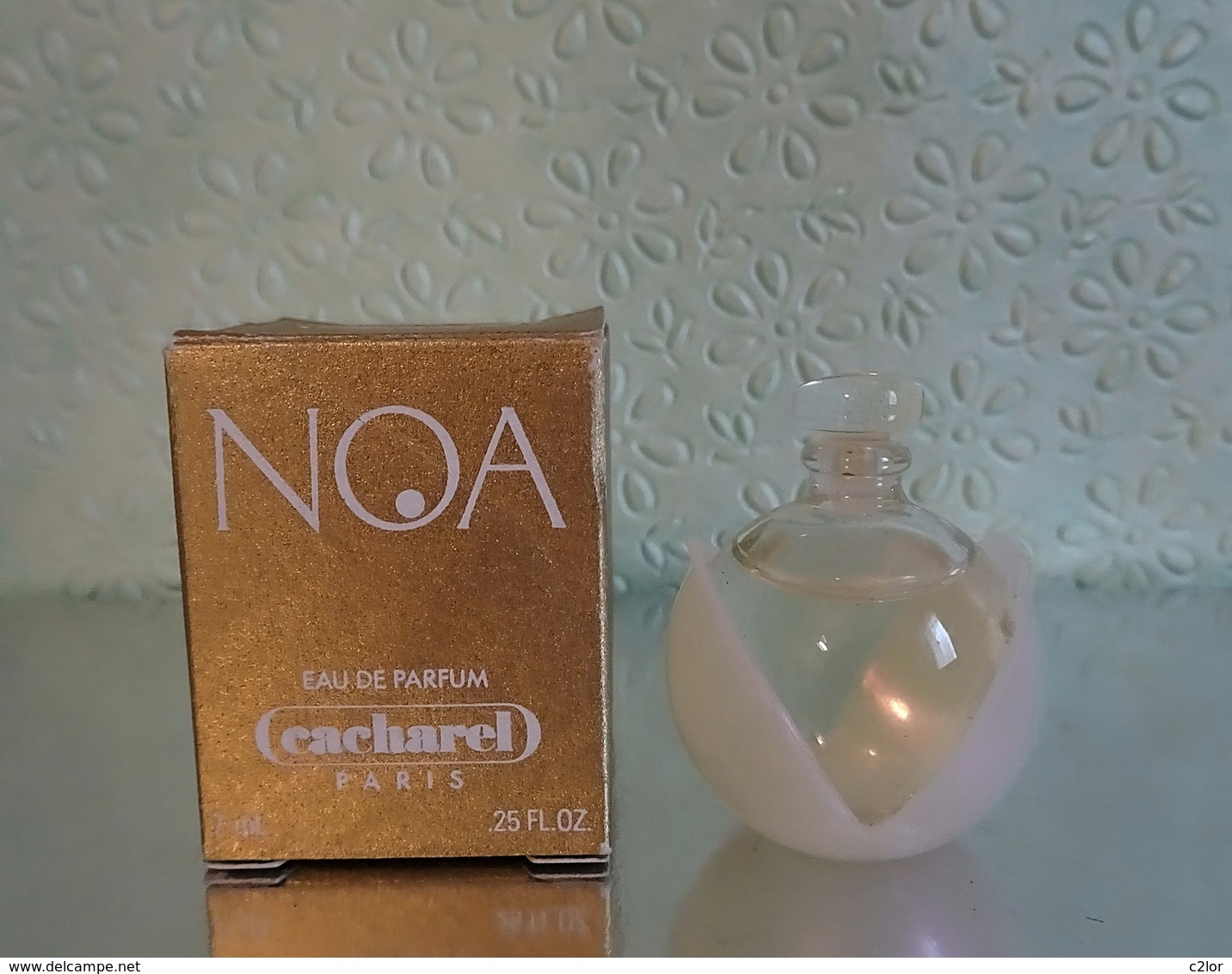 Miniature  "NOA " De CACHAREL  Eau De Parfum 7 Ml Dans Sa Boite (M076-2) - Miniatures Femmes (avec Boite)