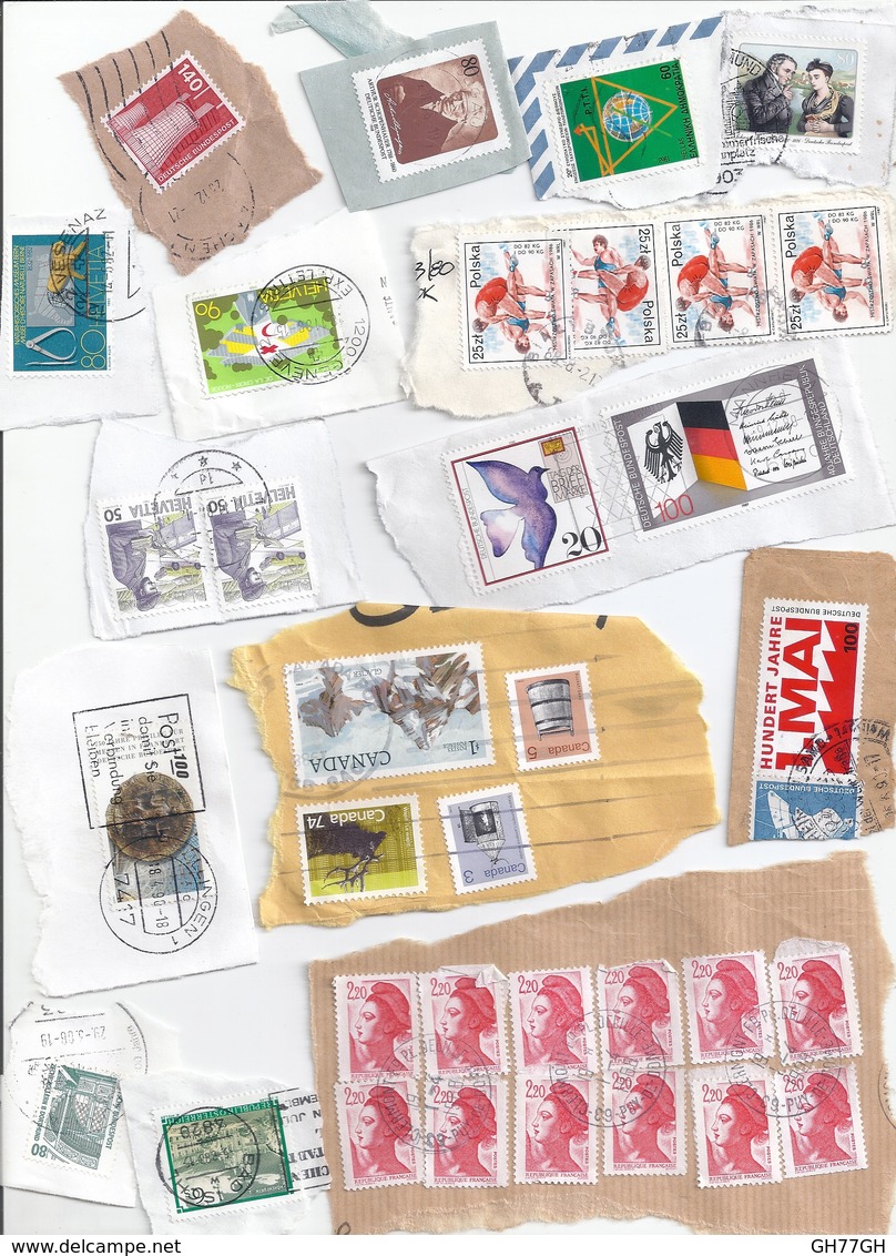 LOT 300 TIMBRES SUR DECOUPES D'ENVELOPPES -scans Joints -MONDE Dont France Allemagne Suisse Espagne Italie Amériques Etc - Vrac (max 999 Timbres)