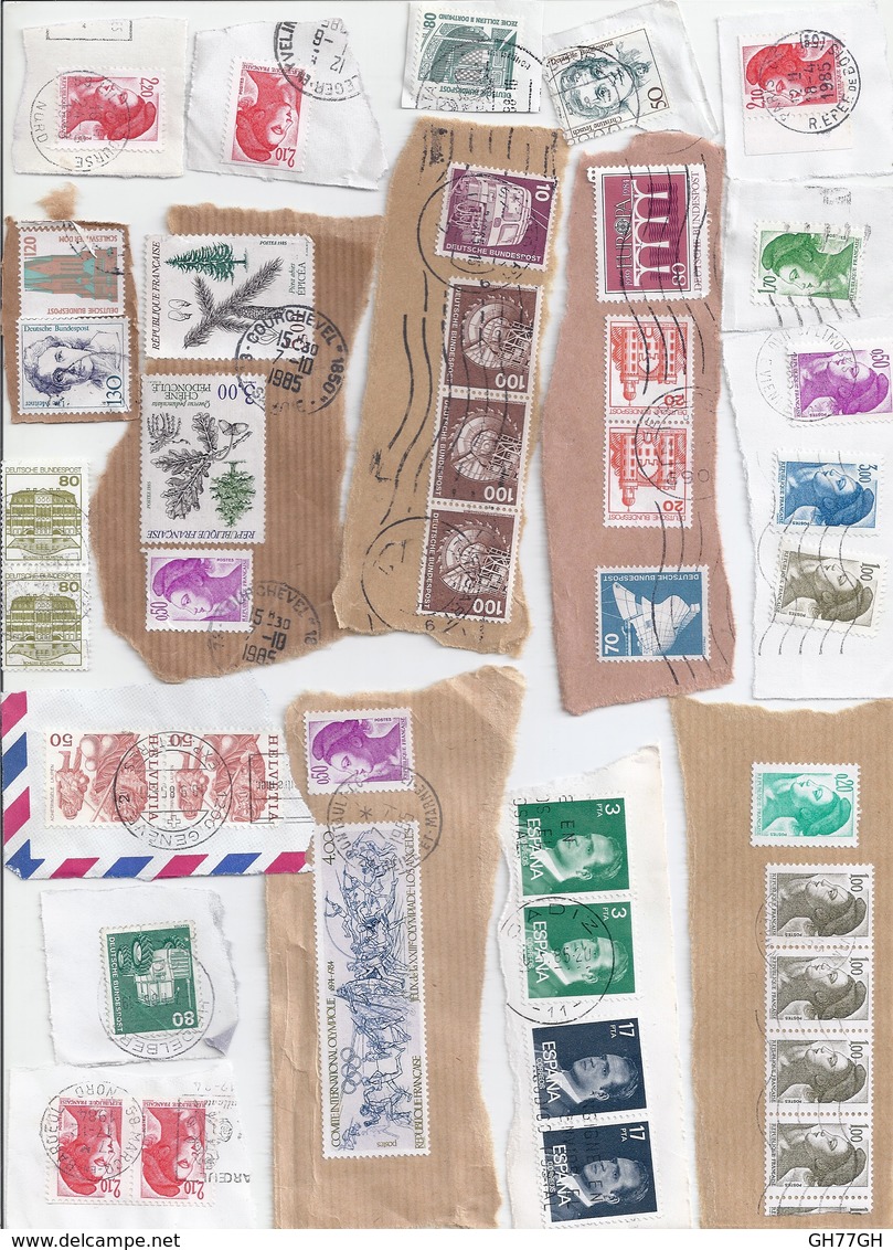 LOT 300 TIMBRES SUR DECOUPES D'ENVELOPPES -scans Joints -MONDE Dont France Allemagne Suisse Espagne Italie Amériques Etc - Vrac (max 999 Timbres)