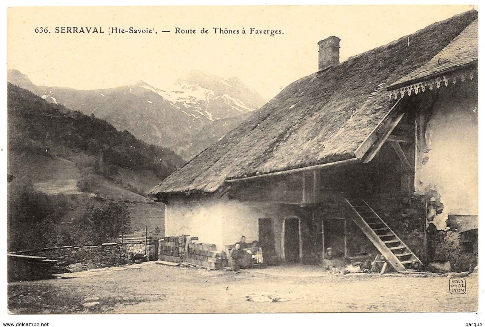 D 74  . CPA . SERRAVAL . Route De Thones à Faverges . COUR DE FERME ..Animation - Autres & Non Classés